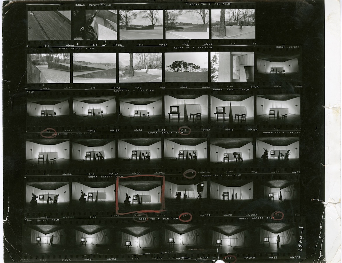 Photographic contact sheet showing different scenes of Jonas’s performance