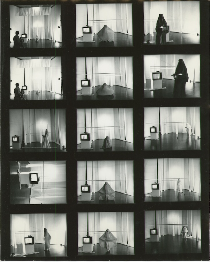 Photographic contact sheet showing different scenes of Jonas’s performance.