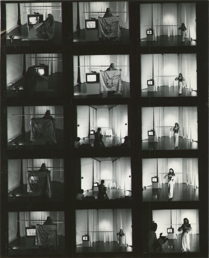 Photographic contact sheet showing different scenes of Jonas’s performance.